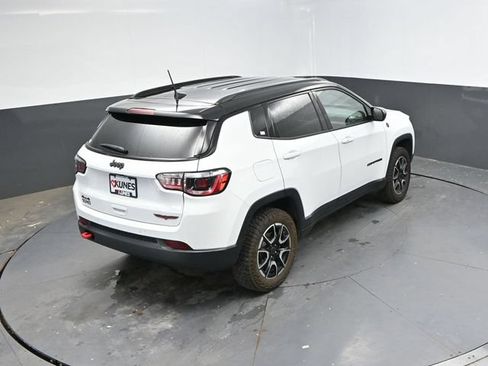 Used 2025 Jeep Compass Trailhawk AWD/4WD image 37