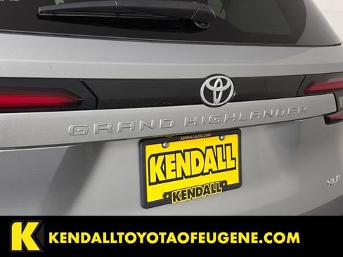 Used 2025 Toyota Grand Highlander AWD image 11