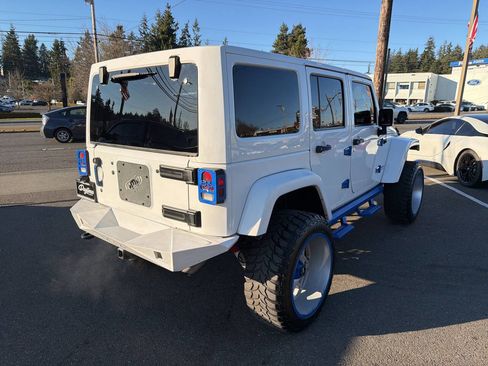 Used 2017 Jeep Wrangler Unlimited Rubicon w/ Connectivity Group image 8