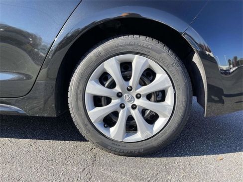 Used 2022 Toyota Corolla LE image 9