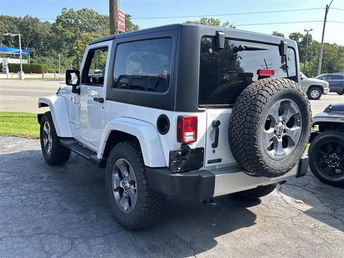 Used 2018 Jeep Wrangler Sahara w/ Connectivity Group AWD/4WD image 4