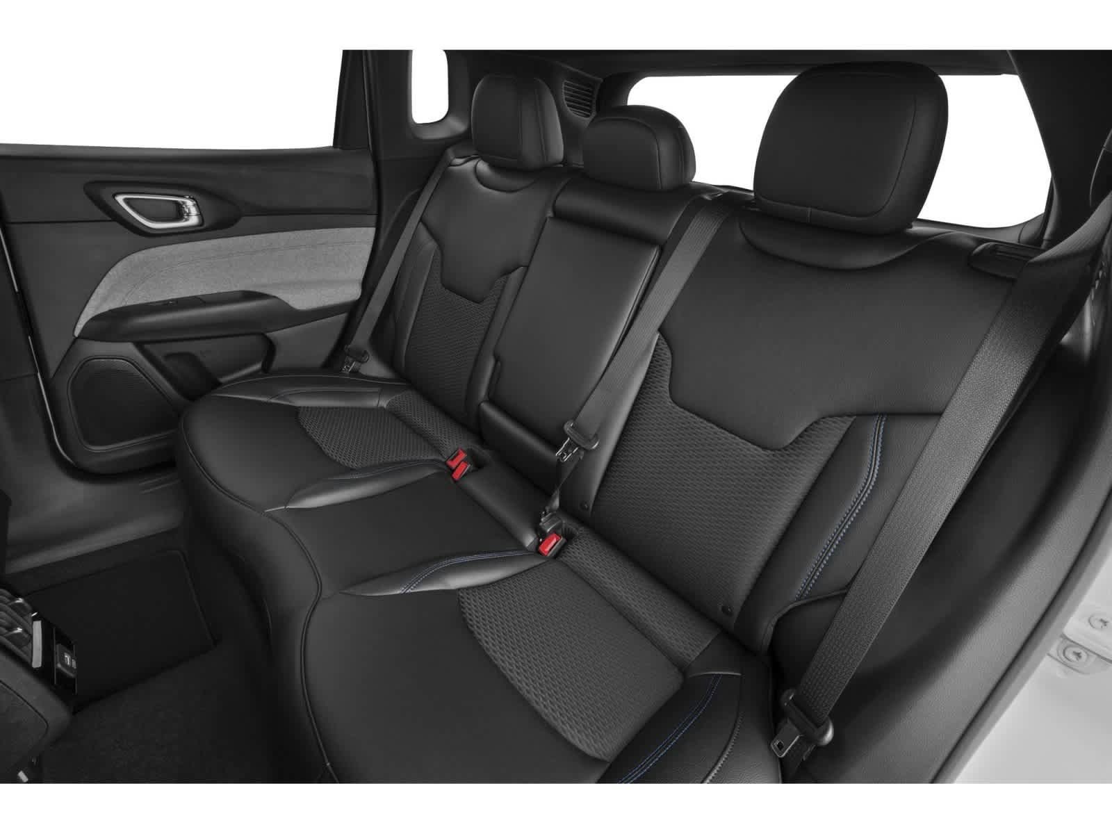 Used 2025 Jeep Compass Latitude w/ Convenience Group AWD/4WD image 10