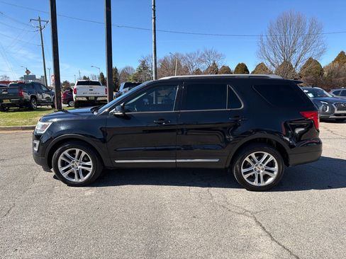 Used 2017 Ford Explorer XLT w/ Equipment Group 202A image 8
