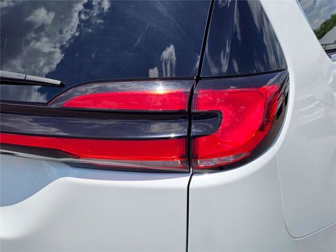 Used 2022 Chrysler Pacifica Touring-L FWD image 9