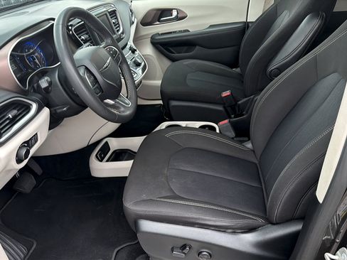 Used 2023 Chrysler Voyager LX FWD image 15