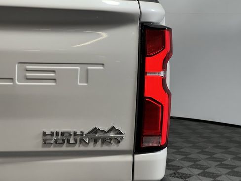 Used 2025 Chevrolet Silverado 2500 High Country w/ High Country Premium Package image 13