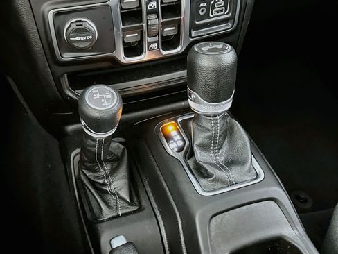 Used 2025 Jeep Wrangler Unlimited Sahara AWD/4WD image 18