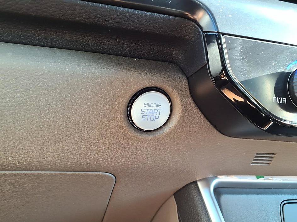 Used 2025 Kia Carnival FWD image 31