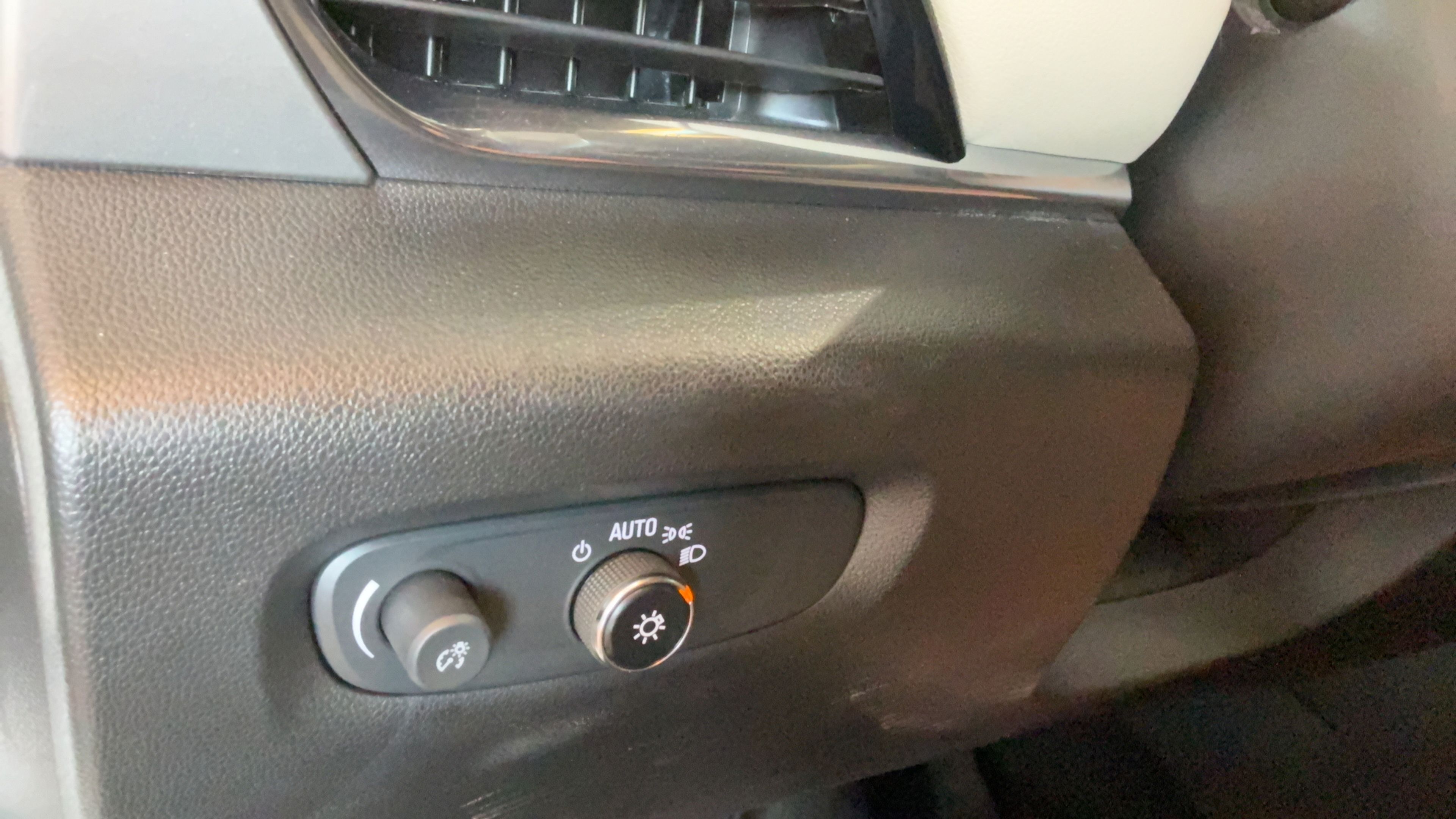 Used 2022 Chevrolet Traverse LS FWD image 18