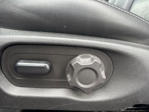 Used 2015 Ford Taurus SEL image 12