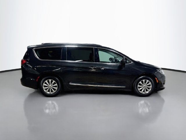 Used 2017 Chrysler Pacifica Touring-L FWD image 6