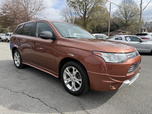 Used 2014 Mitsubishi Outlander SE image 3