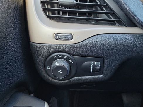 Used 2018 Jeep Cherokee Latitude image 14