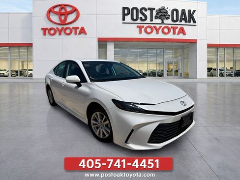 Used 2025 Toyota Camry LE FWD image 8