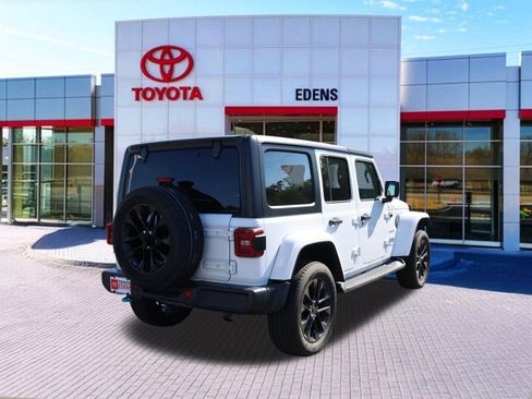 Used 2022 Jeep Wrangler Unlimited Sahara w/ Cold Weather Group AWD/4WD image 3