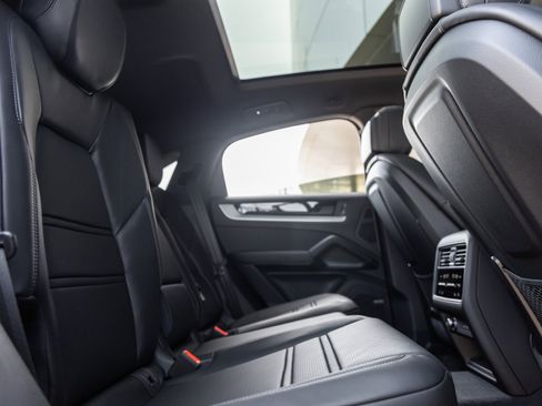 Certified 2025 Porsche Cayenne Coupe image 35