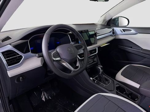 New 2026 Volkswagen Taos SE image 9