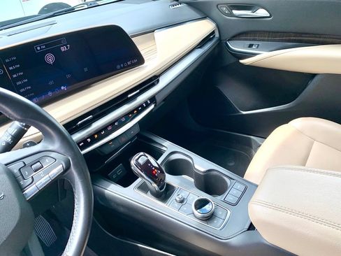 Used 2025 Cadillac XT4 Premium Luxury FWD image 37