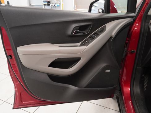 Used 2015 Chevrolet Trax LT w/ LT Sun and Sound Package FWD image 17