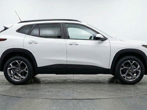 Used 2025 Chevrolet Trax LT w/ LT Convenience Package image 11