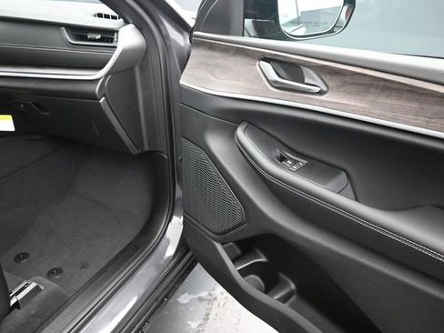 New 2026 Jeep Grand Cherokee Altitude image 24