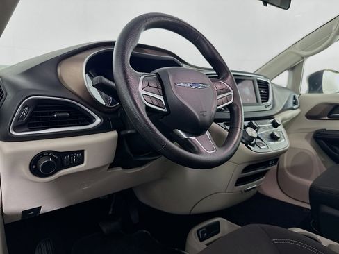 Used 2020 Chrysler Voyager LX FWD image 21
