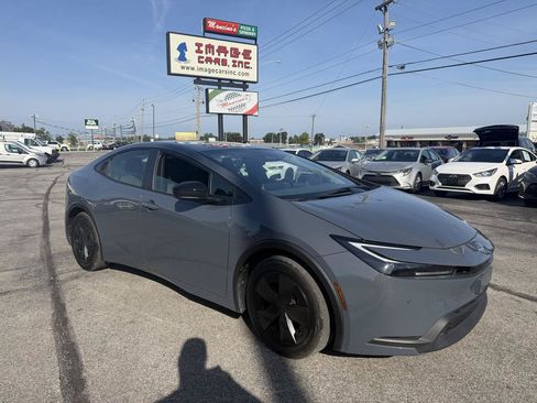 Used 2025 Toyota Prius LE FWD image 4