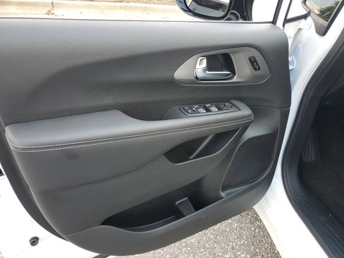 New 2026 Chrysler Pacifica Select image 11