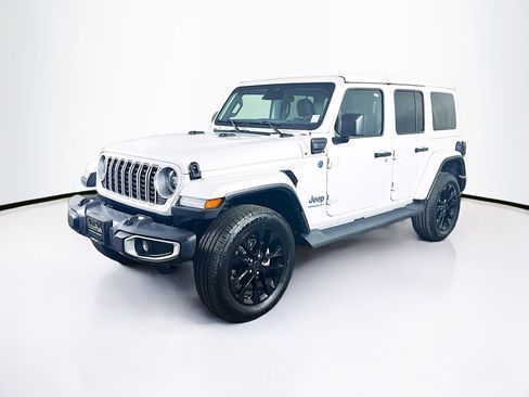 Used 2025 Jeep Wrangler Sahara image 3