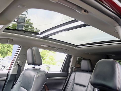 Used 2019 Toyota Highlander Limited Platinum w/ Carpet Mat Package (TMS) AWD/4WD image 41