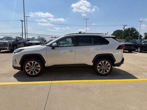 Used 2022 Toyota RAV4 XLE Premium AWD/4WD image 6