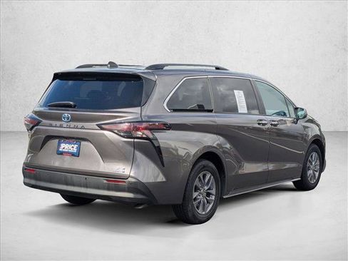 Used 2024 Toyota Sienna XLE image 5