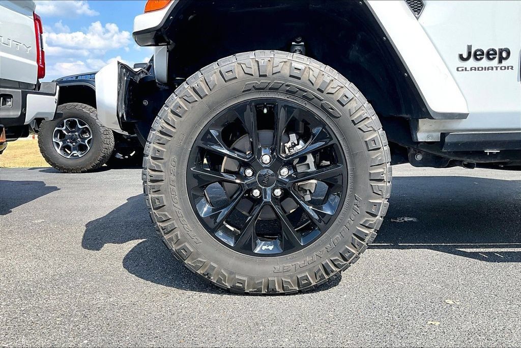 Used 2022 Jeep Gladiator Overland AWD/4WD image 2