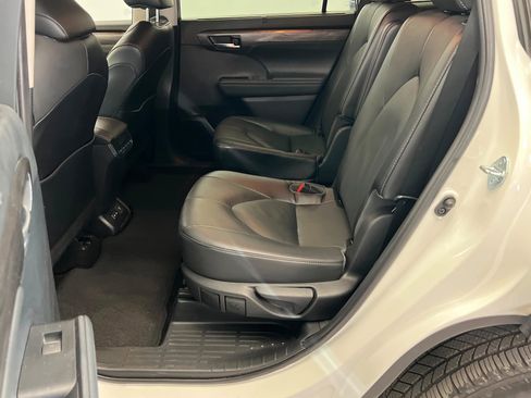Used 2022 Toyota Highlander Limited FWD image 22
