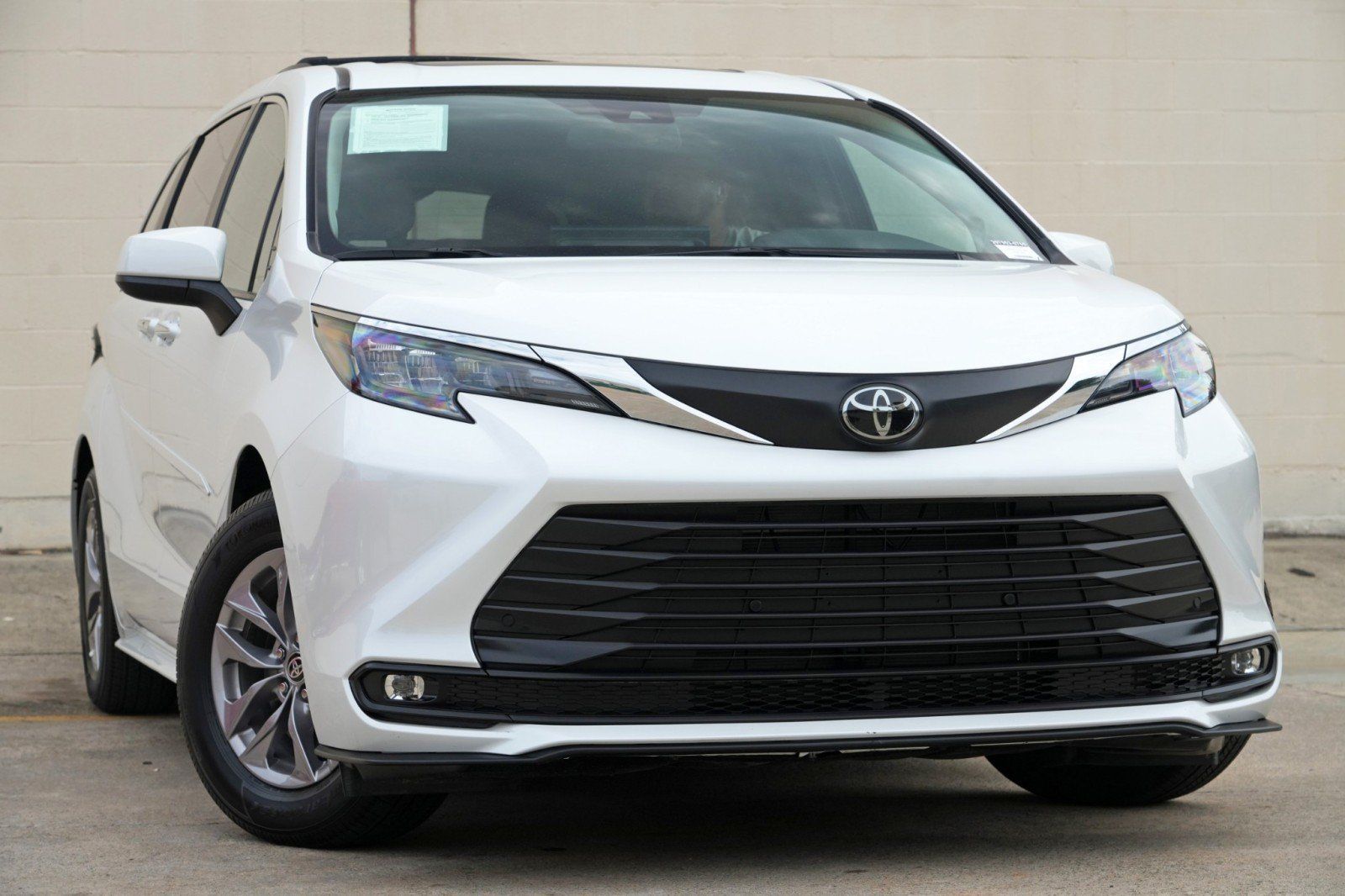 Used 2026 Toyota Sienna XLE FWD image 4