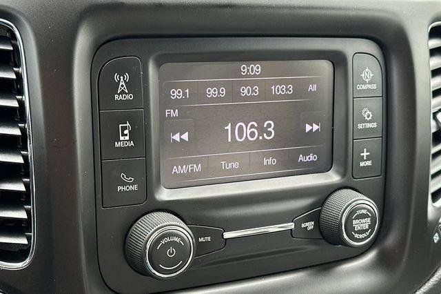 Used 2017 Jeep Compass Latitude FWD image 18