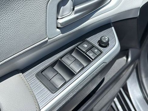 Used 2025 Toyota Sienna XLE FWD image 18