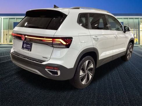 Certified 2025 Volkswagen Taos SE image 31