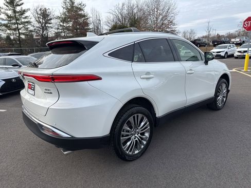 Used 2022 Toyota Venza XLE image 6