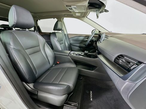 Used 2023 Nissan Rogue SV w/ SV Premium Package image 31