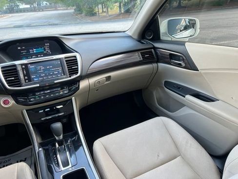 Used 2017 Honda Accord EX image 28