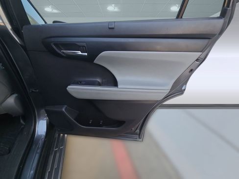 Used 2020 Toyota Highlander XLE image 23