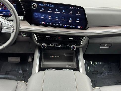 Used 2025 Chevrolet Suburban Premier image 30