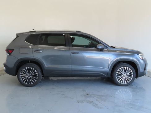 New 2025 Volkswagen Taos SE image 2