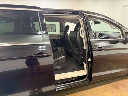 Used 2024 Chrysler Pacifica Touring-L image 61