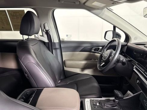 Used 2025 Kia Carnival image 30