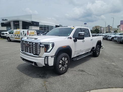 Used 2025 GMC Sierra 2500 Denali w/ Technology Package AWD/4WD image 3