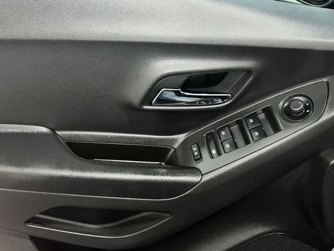 Used 2021 Chevrolet Trax LT FWD image 11