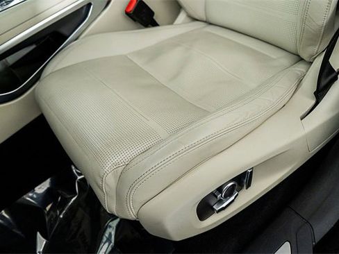 Used 2022 Jaguar F-PACE SVR image 28