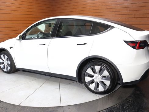 Used 2021 Tesla Model Y Long Range image 9